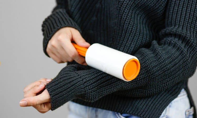 Methods of removing lint from clothes